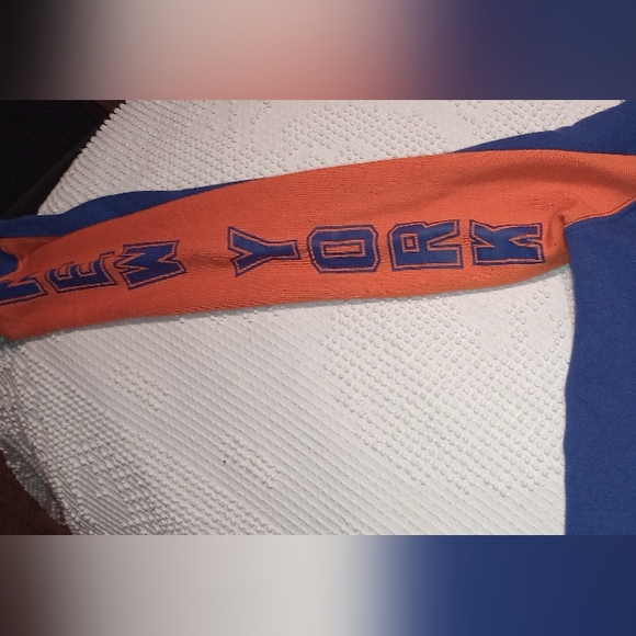 New York Knicks Hands High Hoodie. S Unisex - Picture 4 of 8